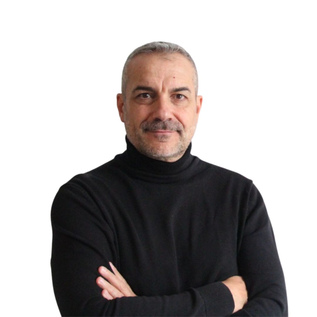 Pablo de Santiago Director Comercial de Cuidacasa Sobre Pablo Mi andadura profesional se inicia en multinacionales de primer nivel, en el ámbito comercial, con más de 10 años de experiencia en estas empresas . Un inicio, diría, imprescindible para el resto de mi vida tanto profesional como personal ya que las enseñanzas acumuladas y las experiencias adquiridas han sido básicas para los siguientes pasos emprendidos. Ambicioso y con ganas de desarrollarme y crecer he tenido la suerte de crear y dirigir empresas propias en diferentes sectores, aumentando de este modo las experiencias adquiridas pero sabiendo la responsabilidad y esfuerzos necesarios para obtener los éxitos buscados. El trabajar en empresas multinacionales así como el emprendimiento por cuenta propia me ha permitido tener una visión de 360 grados en el mundo de los negocios, igualmente me ha permitido conocer y relacionarme con todo tipo de personas y niveles lo que ha enriquecido aún más mi perfil profesional y personal. 15 años en el sector seguros. Perito IRD , Perito Judicial , empresa propia de asistencia , y freelance posteriormente en gestión de redes de operarios, verificador de siniestros. Trabajador incansable, proactivo, empático y acostumbrado al trabajo por objetivos. Alta capacidad de adaptación. Sensible e implicado en la rentabilidad empresarial así como en la consecución y obtención de los objetivos marcados .