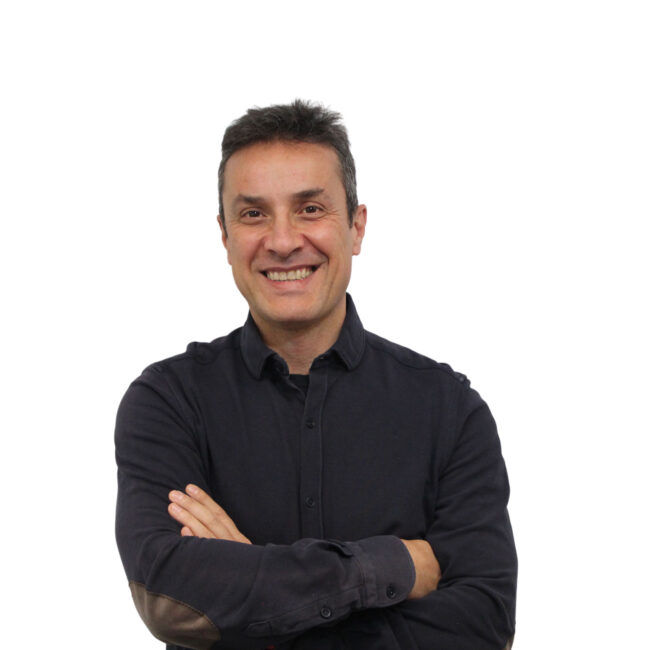 Julio Roldán CEO Cuiadacasa Sobre Julio Profesional y persona hecha a sí misma. Cofundador de Cuidacasa con más de 20 años de experiencia en el sector de reparaciones y seguros de hogar. Julio inicia su carrera como jefe de equipo de reparaciones y perito de daños materiales en seguros del hogar en MAPFRE SEGUROS GENERALES; logrando un descenso de los costes medio de reparación en torno al 7% anual. En Mapfre adquiere aún más experiencia en la gestión de siniestros graves de especial relevancia y complejidad, y asciende a Responsable de Equipos de Reparadores de Cataluña. Estudió arquitectura técnica en la UPC y el máster Program for Management Development en ESADE, además de otro Máster en la Universidad de Alicante (MOOC), relacionados con la gestión empresarial y al marketing. Su formación y experiencia le convierte en un referente en el sector de seguros en España. En 2016 cofunda Cuidacasa, para dar respuesta a las necesidades de reparación de siniestros en el hogar, comercios y comunidades para las compañías aseguradoras más importantes del país. En lo personal, le gusta y practica deporte a diario, la lectura y disfruta con el contacto directo con la naturaleza. También disfruta con la compañía de la familia y de amigos, es un apasionado seguidor de la F1 (gracias a Alonso) y del Real Madrid.