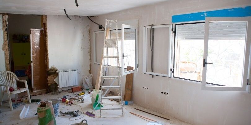 ¿Necesita hacer una mejora en su cocina, baño o piso?