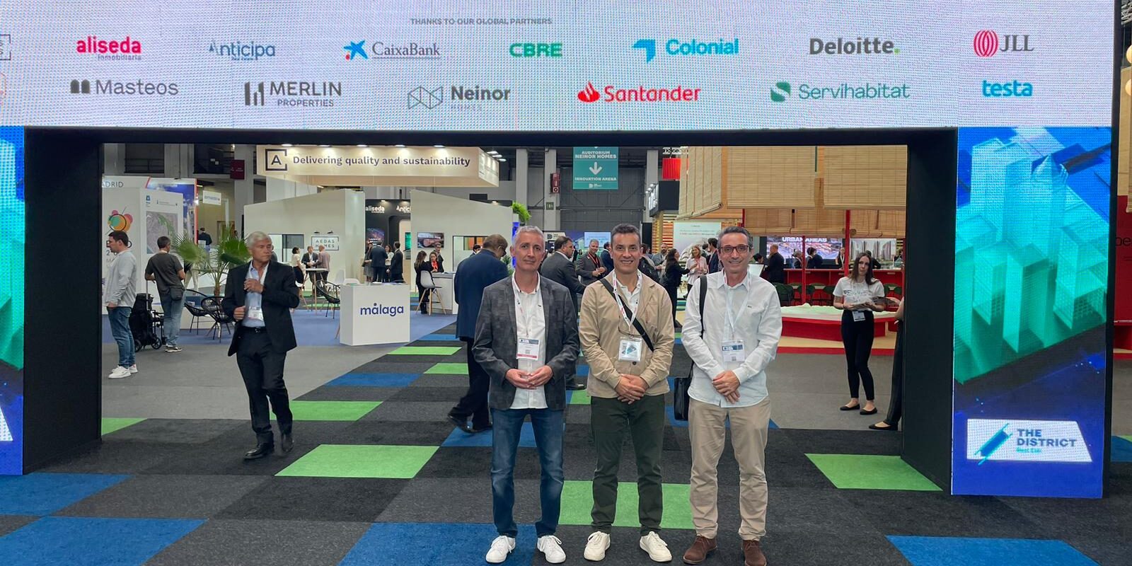 Primera edición del evento internacional, sobre Real Estate: The District Show Primera edición del evento internacional, sobre Real Estate: The District Show El equipo directivo de Cuidacasa ha asistido hoy a la primera edición de un evento internacional sobre Real Estate The District Show. Este Congreso Internacional del Real Estate cuenta con más de 250 firmas expositoras que expondrán sus productos y servicios a todos los asistentes de la feria y más de 380 expertos internacionales del sector. Se prevé que asistan más de 7000 profesionales durante los 3 días que dura el evento. Uno de los objetivos principales de este evento será, posiblemente debatir sobre las tendencias de inversión para el próximo 2023. A parte de la implementación de las nuevas tecnologías en el sector inmobiliario, la batería de conferencias establecida se ha estructurado en 3 ejes identificados de la siguiente manera: Estructura de mercado de capitales Cumplimiento de los criterios ESG Transformación de asset classes tradicionales Julio Roldán " Desde Cuidacasa no podíamos faltar a un evento internacional de estas características que reúne a todos los actores de la cadena del valor del capital, para debatir y analizar el futuro de la inversión. Será muy interesante escuchar como expertos internacionales explicarán sus experiencias, su conocimiento y sus casos de éxito"