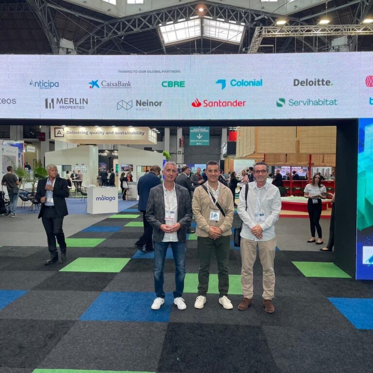 Primera edición del evento internacional, sobre Real Estate: The District Show Primera edición del evento internacional, sobre Real Estate: The District Show El equipo directivo de Cuidacasa ha asistido hoy a la primera edición de un evento internacional sobre Real Estate The District Show. Este Congreso Internacional del Real Estate cuenta con más de 250 firmas expositoras que expondrán sus productos y servicios a todos los asistentes de la feria y más de 380 expertos internacionales del sector. Se prevé que asistan más de 7000 profesionales durante los 3 días que dura el evento. Uno de los objetivos principales de este evento será, posiblemente debatir sobre las tendencias de inversión para el próximo 2023. A parte de la implementación de las nuevas tecnologías en el sector inmobiliario, la batería de conferencias establecida se ha estructurado en 3 ejes identificados de la siguiente manera: Estructura de mercado de capitales Cumplimiento de los criterios ESG Transformación de asset classes tradicionales Julio Roldán " Desde Cuidacasa no podíamos faltar a un evento internacional de estas características que reúne a todos los actores de la cadena del valor del capital, para debatir y analizar el futuro de la inversión. Será muy interesante escuchar como expertos internacionales explicarán sus experiencias, su conocimiento y sus casos de éxito"