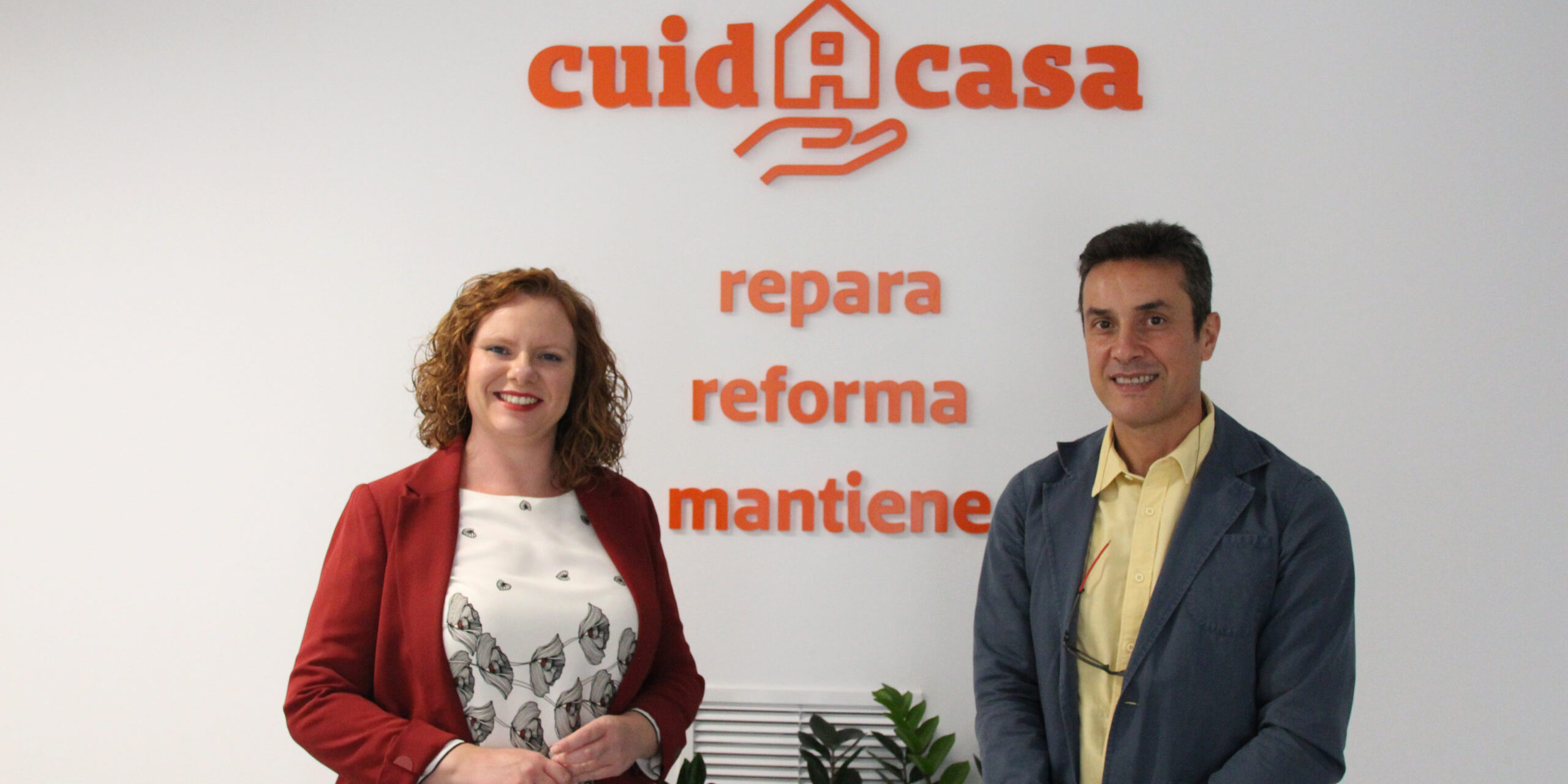 Incorporación de Mª Ángeles Viches como Directora de Operaciones Incorporación de Mª Ángeles Viches como Directora de Operaciones El grupo Cuidacasa apuesta por el talento femenino incorporando a Mª Ángeles Vilches González, Arquitecta Técnica, como Directora de Operaciones de Vima Qsmartgestión. La empresa confía en una profesional con más de 16 años de experiencia como Arquitecta Técnica, Directora de Gestión de Proyectos y Directora Técnica de Gestión de Activos Inmobiliarios. Además de realizar peritaciones, basadas en informes técnicos, para procesos judiciales tanto en procedimientos de Civil como Penal. Este nombramiento se enmarca dentro del Plan Estratégico Territorial que está llevando a cabo Cuidacasa, dónde Mº Ángeles aportará toda su experiencia como Directora de Operaciones en el Departamento Facility para apoyar la expansión nacional del grupo. Mº Ángeles “Llevo solo un mes trabajando en esta gran empresa pero ya me siento muy orgullosa de formar parte de este proyecto, que tiene la capacidad de potenciar e impulsar el talento femenino. Por su parte, Julio Roldán, ha señalado: « defino en 5 palabras a Mº Ángeles: consideración, compromiso, compañerismo, integridad y confianza. No tengo dudas de que aportará valores muy positivos a la empresa” Para Cuidacasa es importante incorporar el mejor talento del mercado con capacidades que aporten el valor añadido necesario para ampliar y desarrollar la compañía.