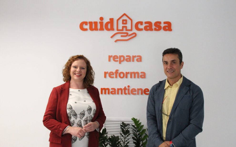 Incorporación de Mª Ángeles Viches como Directora de Operaciones El grupo Cuidacasa apuesta por el talento femenino incorporando a Mª Ángeles Vilches González, Arquitecta Técnica, como Directora de Operaciones de Vima Qsmartgestión. La empresa confía en una profesional con más de 16 años de experiencia como Arquitecta Técnica, Directora de Gestión de Proyectos y Directora Técnica de Gestión de Activos Inmobiliarios. Además de realizar peritaciones, basadas en informes técnicos, para procesos judiciales tanto en procedimientos de Civil como Penal. Este nombramiento se enmarca dentro del Plan Estratégico Territorial que está llevando a cabo Cuidacasa, dónde Mº Ángeles aportará toda su experiencia como Directora de Operaciones en el Departamento Facility para apoyar la expansión nacional del grupo. Mº Ángeles “Llevo solo un mes trabajando en esta gran empresa pero ya me siento muy orgullosa de formar parte de este proyecto, que tiene la capacidad de potenciar e impulsar el talento femenino. Por su parte, Julio Roldán, ha señalado: « defino en 5 palabras a Mº Ángeles: consideración, compromiso, compañerismo, integridad y confianza. No tengo dudas de que aportará valores muy positivos a la empresa” Para Cuidacasa es importante incorporar el mejor talento del mercado con capacidades que aporten el valor añadido necesario para ampliar y desarrollar la compañía.