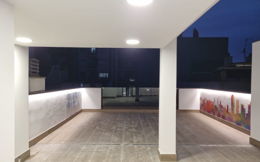 El Grupo Cuidacasa, con más de 20 años de trayectoria en el sector, en plena expansión territorial, nos hemos especializado en todo tipo de adecuaciones, convirtiéndonos en un referente a nivel nacional. Os dejamos el resultado del trabajo realizado en las zonas comunes de un edificio destinado a alquiler turístico en Barcelona. #adecuaciones #alquilerturistico #reformasintegrales #sectorinmobiliario #promotor #construcción #viviendas #alquiler #barcelona