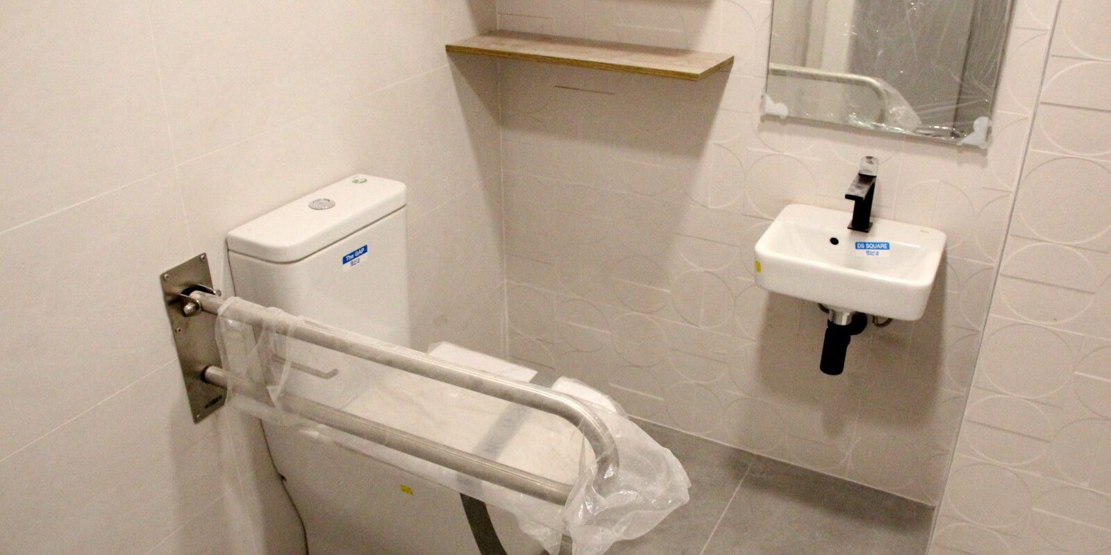 Adecuación de un bloque de pisos para alquiler turístico en Barcelona El Grupo Cuidacasa, con más de 20 años de trayectoria en el sector, en plena expansión territorial, nos hemos especializado en todo tipo de adecuaciones, convirtiéndonos en un referente a nivel nacional. Os dejamos el resultado del trabajo realizado en las zonas comunes de un edificio destinado a alquiler turístico en Barcelona. #adecuaciones #alquilerturistico #reformasintegrales #sectorinmobiliario #promotor #construcción #viviendas #alquiler #barcelona