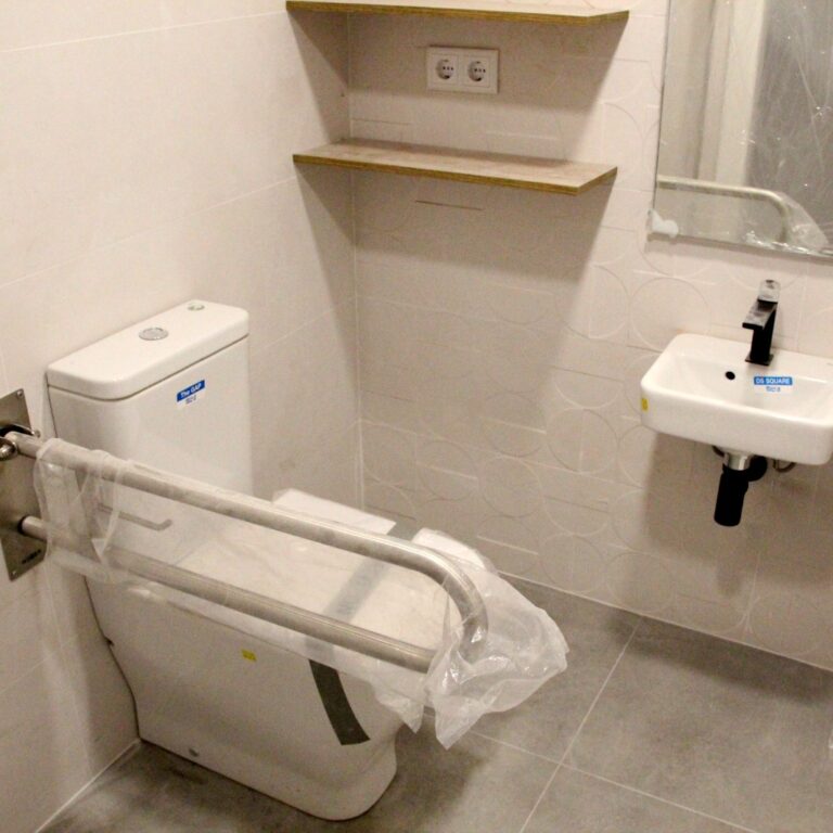 Adecuación de un bloque de pisos para alquiler turístico en Barcelona El Grupo Cuidacasa, con más de 20 años de trayectoria en el sector, en plena expansión territorial, nos hemos especializado en todo tipo de adecuaciones, convirtiéndonos en un referente a nivel nacional. Os dejamos el resultado del trabajo realizado en las zonas comunes de un edificio destinado a alquiler turístico en Barcelona. #adecuaciones #alquilerturistico #reformasintegrales #sectorinmobiliario #promotor #construcción #viviendas #alquiler #barcelona