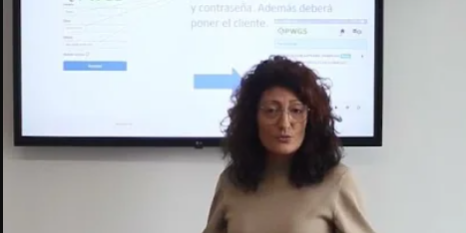 Captura de pantalla 2022-12-20 194430 Directivos y empleados del Grupo Cuidacasa, de las diferentes delegaciones ubicadas por todo el territorio español, se reúnen en El Mirador de Sant Just Desvern, para celebrar las fiestas navideñas. La época de Navidad es una oportunidad perfecta para reunirse y celebrar juntos las fiestas. Es un momento para convivir y compartir fuera de la oficina, además de socializar con los compañeros de otras delegaciones. Estas fiestas son momentos para unir a los equipos, transmitir el espíritu navideño y traer un poco de magia para la recta final del año. Julio Roldán La comida de Navidad es un ritual esencial para los directivos de la empresa. Es una excelente estrategia de comunicación interna a través de la cual han podido agradecer a todos los empleados el trabajo realizado, motivarlos, y avanzar con los nuevos propósitos. Es un momento idóneo para reforzar los vínculos de amistad y que los empleados se conozcan mejor.