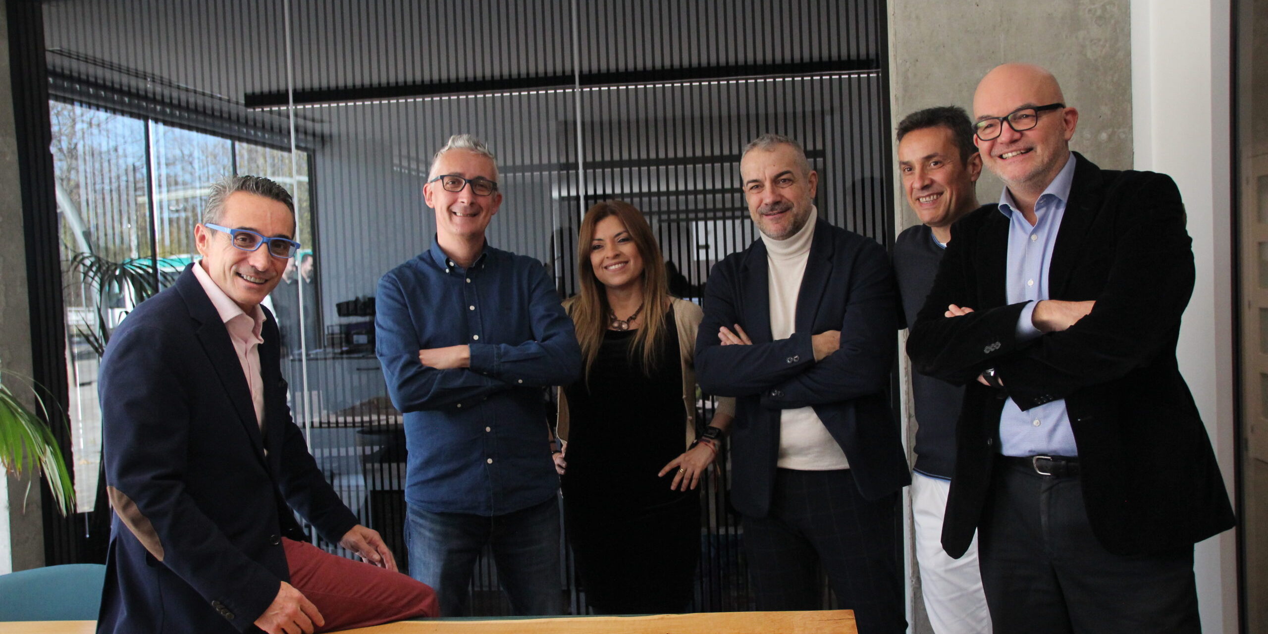 Directivos y empleados del Grupo Cuidacasa, de las diferentes delegaciones ubicadas por todo el territorio español, se reúnen en El Mirador de Sant Just Desvern, para celebrar las fiestas navideñas. La época de Navidad es una oportunidad perfecta para reunirse y celebrar juntos las fiestas. Es un momento para convivir y compartir fuera de la oficina, además de socializar con los compañeros de otras delegaciones. Estas fiestas son momentos para unir a los equipos, transmitir el espíritu navideño y traer un poco de magia para la recta final del año. Julio Roldán La comida de Navidad es un ritual esencial para los directivos de la empresa. Es una excelente estrategia de comunicación interna a través de la cual han podido agradecer a todos los empleados el trabajo realizado, motivarlos, y avanzar con los nuevos propósitos. Es un momento idóneo para reforzar los vínculos de amistad y que los empleados se conozcan mejor.