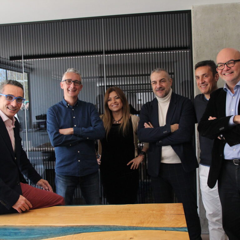 Comida de Navidad del Grupo Cuidacasa Directivos y empleados del Grupo Cuidacasa, de las diferentes delegaciones ubicadas por todo el territorio español, se reúnen en El Mirador de Sant Just Desvern, para celebrar las fiestas navideñas. La época de Navidad es una oportunidad perfecta para reunirse y celebrar juntos las fiestas. Es un momento para convivir y compartir fuera de la oficina, además de socializar con los compañeros de otras delegaciones. Estas fiestas son momentos para unir a los equipos, transmitir el espíritu navideño y traer un poco de magia para la recta final del año. Julio Roldán La comida de Navidad es un ritual esencial para los directivos de la empresa. Es una excelente estrategia de comunicación interna a través de la cual han podido agradecer a todos los empleados el trabajo realizado, motivarlos, y avanzar con los nuevos propósitos. Es un momento idóneo para reforzar los vínculos de amistad y que los empleados se conozcan mejor.