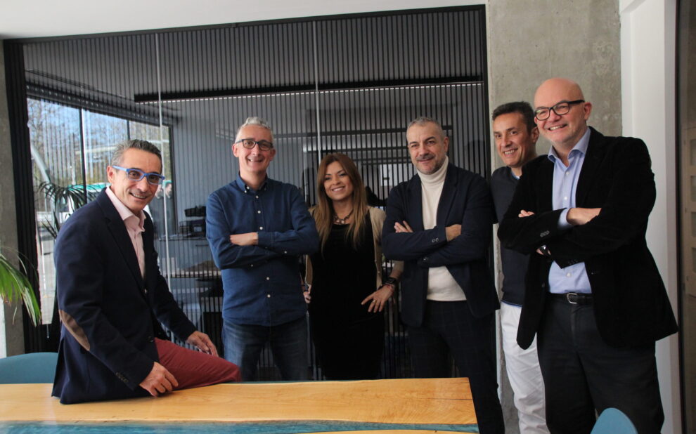 Directivos y empleados del Grupo Cuidacasa, de las diferentes delegaciones ubicadas por todo el territorio español, se reúnen en El Mirador de Sant Just Desvern, para celebrar las fiestas navideñas. La época de Navidad es una oportunidad perfecta para reunirse y celebrar juntos las fiestas. Es un momento para convivir y compartir fuera de la oficina, además de socializar con los compañeros de otras delegaciones. Estas fiestas son momentos para unir a los equipos, transmitir el espíritu navideño y traer un poco de magia para la recta final del año. Julio Roldán La comida de Navidad es un ritual esencial para los directivos de la empresa. Es una excelente estrategia de comunicación interna a través de la cual han podido agradecer a todos los empleados el trabajo realizado, motivarlos, y avanzar con los nuevos propósitos. Es un momento idóneo para reforzar los vínculos de amistad y que los empleados se conozcan mejor.