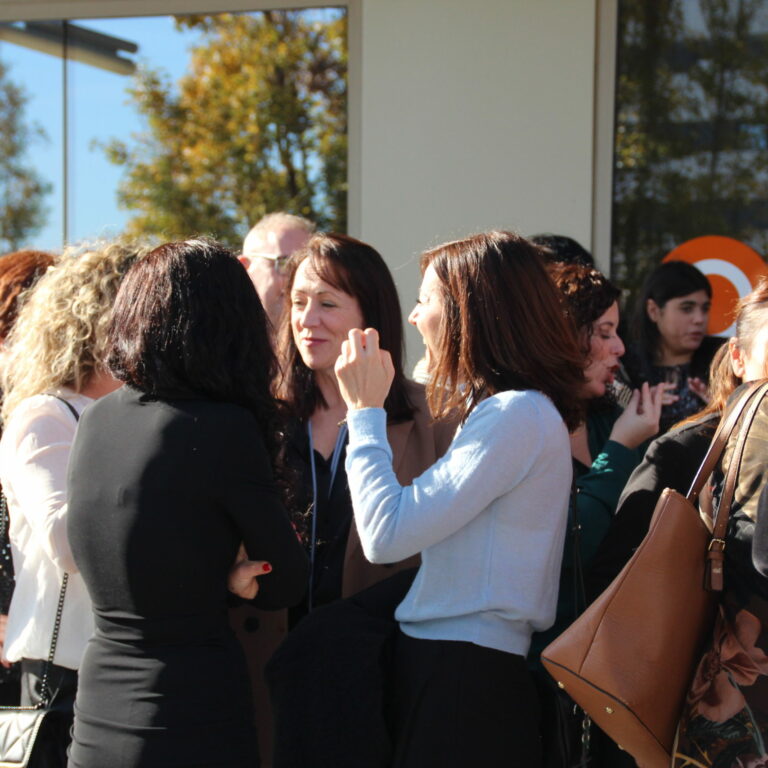 Comida de Navidad del Grupo Cuidacasa Directivos y empleados del Grupo Cuidacasa, de las diferentes delegaciones ubicadas por todo el territorio español, se reúnen en El Mirador de Sant Just Desvern, para celebrar las fiestas navideñas. La época de Navidad es una oportunidad perfecta para reunirse y celebrar juntos las fiestas. Es un momento para convivir y compartir fuera de la oficina, además de socializar con los compañeros de otras delegaciones. Estas fiestas son momentos para unir a los equipos, transmitir el espíritu navideño y traer un poco de magia para la recta final del año. Julio Roldán La comida de Navidad es un ritual esencial para los directivos de la empresa. Es una excelente estrategia de comunicación interna a través de la cual han podido agradecer a todos los empleados el trabajo realizado, motivarlos, y avanzar con los nuevos propósitos. Es un momento idóneo para reforzar los vínculos de amistad y que los empleados se conozcan mejor.