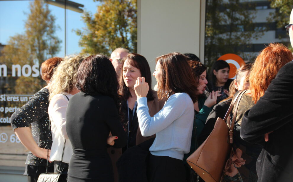 Directivos y empleados del Grupo Cuidacasa, de las diferentes delegaciones ubicadas por todo el territorio español, se reúnen en El Mirador de Sant Just Desvern, para celebrar las fiestas navideñas. La época de Navidad es una oportunidad perfecta para reunirse y celebrar juntos las fiestas. Es un momento para convivir y compartir fuera de la oficina, además de socializar con los compañeros de otras delegaciones. Estas fiestas son momentos para unir a los equipos, transmitir el espíritu navideño y traer un poco de magia para la recta final del año. Julio Roldán La comida de Navidad es un ritual esencial para los directivos de la empresa. Es una excelente estrategia de comunicación interna a través de la cual han podido agradecer a todos los empleados el trabajo realizado, motivarlos, y avanzar con los nuevos propósitos. Es un momento idóneo para reforzar los vínculos de amistad y que los empleados se conozcan mejor.