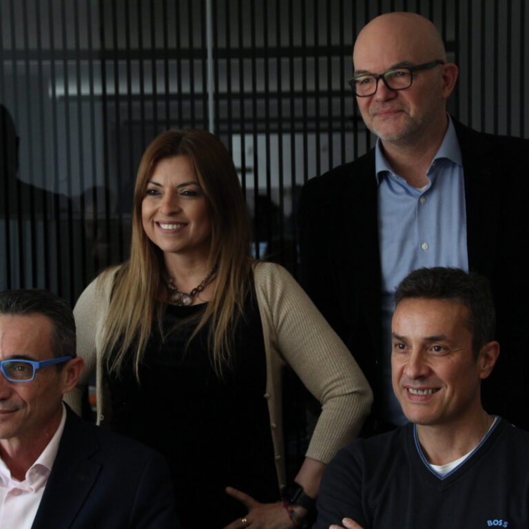 Carla Aragoza, una mujer líder dentro del Equipo Directivo del Grupo Cuidacasa Es cada vez más evidente que la diversidad de género en los equipos de liderazgo y en los puestos de toma de decisiones es esencial para el éxito de cualquier empresa. Según diversas investigaciones, las empresas con una mayor proporción de mujeres en puestos directivos tienden a tener mejores resultados financieros y a tomar decisiones más sólidas y equilibradas. Carla Aragoza, una mujer líder dentro del Equipo Directivo del Grupo Cuidacasa Es cada vez más evidente que la diversidad de género en los equipos de liderazgo y en los puestos de toma de decisiones es esencial para el éxito de cualquier empresa. Según diversas investigaciones, las empresas con una mayor proporción de mujeres en puestos directivos tienden a tener mejores resultados financieros y a tomar decisiones más sólidas y equilibradas.