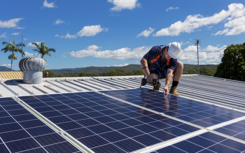 Nueva línea de negocio: Autoconsumo Somos un Partner local accesible para instalación de paneles solares, de respuesta rápida y con un excelente reporte de información en tiempo real, para ofrecer autoconsumo a tus clientes. Instalación de paneles sociales Genera nuevas oportunidades de negocio ofreciendo autoconsumo a tus clientes. Nos encargamos de todo: presupuesto, suministro, instalación y legalización. Mantenimiento de paneles solares Mantenimiento de placas solares para asegurar el rendimiento y la vida útil de la inversión. Genera ingresos recurrentes de tu cartera con el servicio de mantenimiento y asegura la vida útil de la instalación. Averías de paneles sociales Máxima tranquilidad para tus clientes con nuestro servicio de reparación. Atención urgente para resolver cualquier problema de funcionamiento o averías en la instalación. Si buscas una empresa experta en la gestión integral para ofrecer autoconsumo a tus clientes, Cuidaplaca es tu Partner ideal. Descarga nuestra presentación aquí pablo.santiago@grupocuidacasa.com
