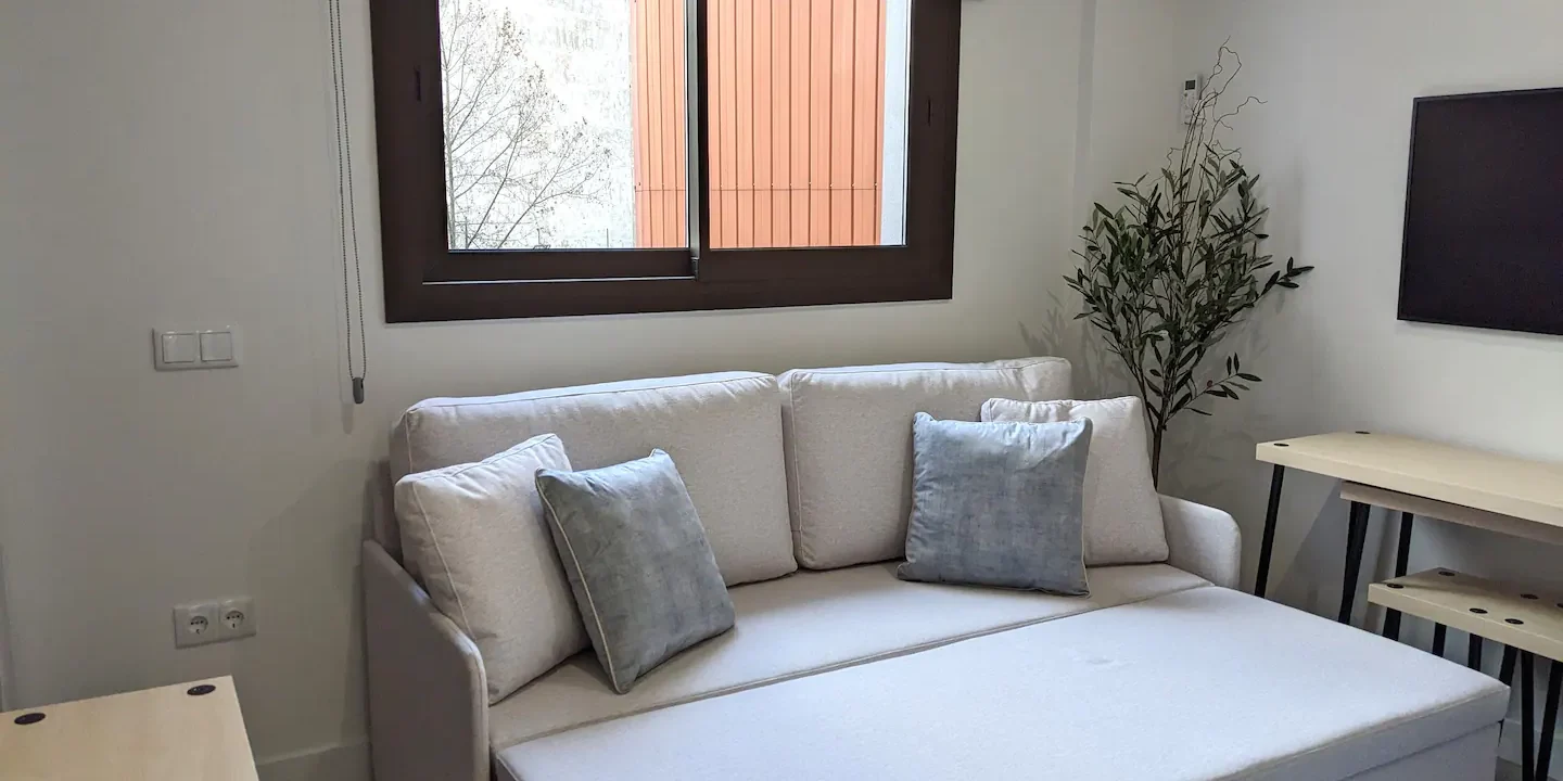 Residencial en alquiler Capacidad técnica y solvencia económica6 Residencial en alquiler Capacidad técnica y solvencia económica En Cuidacasa gestionamos alquiler turístico propio y de terceros y nos encargamos tanto de los servicios generales de los inmuebles (seguridad, servicio de bricolaje, gestión de llaves, realizar los controles de acceso, portería y conserjería) como de su mantenimiento integral, preventivo y correctivo en todas sus modalidades. Disponemos de solvencia técnica y económica debido a nuestra dilatada experiencia en el sector, habiendo participado en gran cantidad de proyectos de diferentes tipos de manera profesional.