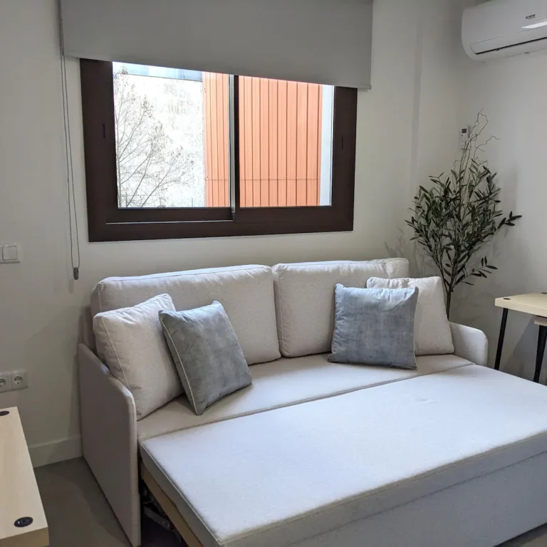 Residencial en alquiler Capacidad técnica y solvencia económica6 Residencial en alquiler Capacidad técnica y solvencia económica En Cuidacasa gestionamos alquiler turístico propio y de terceros y nos encargamos tanto de los servicios generales de los inmuebles (seguridad, servicio de bricolaje, gestión de llaves, realizar los controles de acceso, portería y conserjería) como de su mantenimiento integral, preventivo y correctivo en todas sus modalidades. Disponemos de solvencia técnica y económica debido a nuestra dilatada experiencia en el sector, habiendo participado en gran cantidad de proyectos de diferentes tipos de manera profesional.