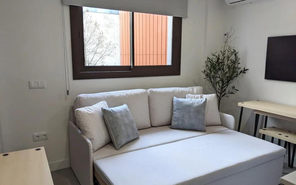 Residencial en alquiler Capacidad técnica y solvencia económica En Cuidacasa gestionamos alquiler turístico propio y de terceros y nos encargamos tanto de los servicios generales de los inmuebles (seguridad, servicio de bricolaje, gestión de llaves, realizar los controles de acceso, portería y conserjería) como de su mantenimiento integral, preventivo y correctivo en todas sus modalidades. Disponemos de solvencia técnica y económica debido a nuestra dilatada experiencia en el sector, habiendo participado en gran cantidad de proyectos de diferentes tipos de manera profesional.