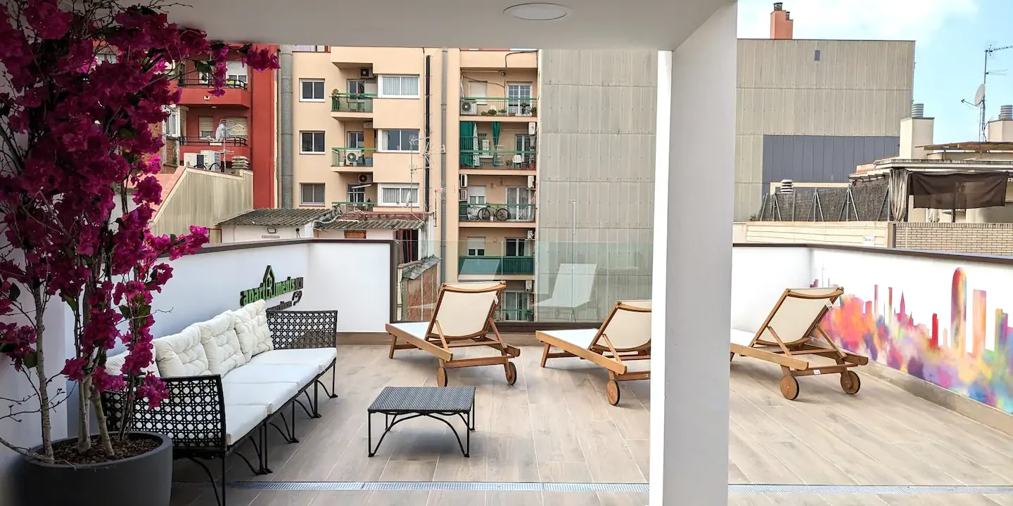 Residencial en alquiler Capacidad técnica y solvencia económica Residencial en alquiler Capacidad técnica y solvencia económica En Cuidacasa gestionamos alquiler turístico propio y de terceros y nos encargamos tanto de los servicios generales de los inmuebles (seguridad, servicio de bricolaje, gestión de llaves, realizar los controles de acceso, portería y conserjería) como de su mantenimiento integral, preventivo y correctivo en todas sus modalidades. Disponemos de solvencia técnica y económica debido a nuestra dilatada experiencia en el sector, habiendo participado en gran cantidad de proyectos de diferentes tipos de manera profesional.