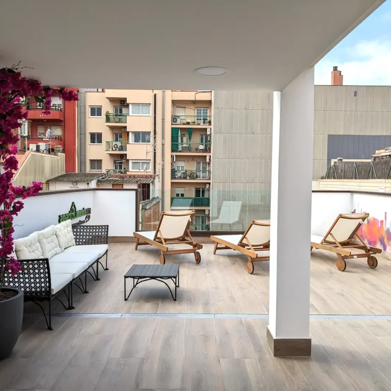 Residencial en alquiler Capacidad técnica y solvencia económica Residencial en alquiler Capacidad técnica y solvencia económica En Cuidacasa gestionamos alquiler turístico propio y de terceros y nos encargamos tanto de los servicios generales de los inmuebles (seguridad, servicio de bricolaje, gestión de llaves, realizar los controles de acceso, portería y conserjería) como de su mantenimiento integral, preventivo y correctivo en todas sus modalidades. Disponemos de solvencia técnica y económica debido a nuestra dilatada experiencia en el sector, habiendo participado en gran cantidad de proyectos de diferentes tipos de manera profesional.