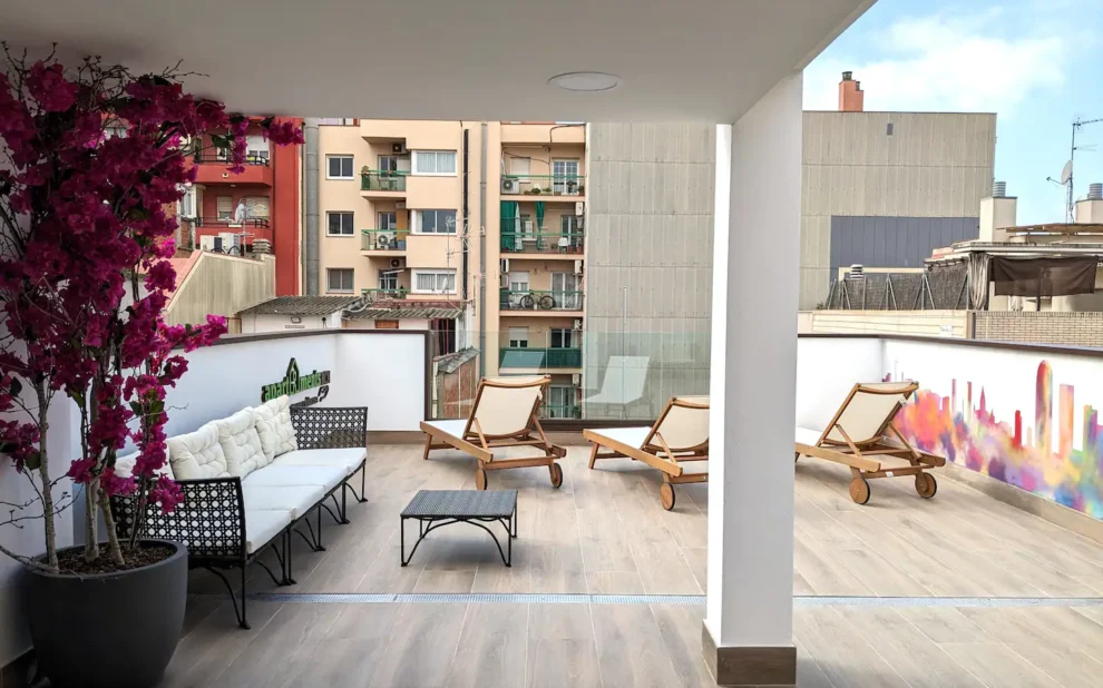 Residencial en alquiler Capacidad técnica y solvencia económica En Cuidacasa gestionamos alquiler turístico propio y de terceros y nos encargamos tanto de los servicios generales de los inmuebles (seguridad, servicio de bricolaje, gestión de llaves, realizar los controles de acceso, portería y conserjería) como de su mantenimiento integral, preventivo y correctivo en todas sus modalidades. Disponemos de solvencia técnica y económica debido a nuestra dilatada experiencia en el sector, habiendo participado en gran cantidad de proyectos de diferentes tipos de manera profesional.