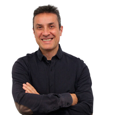 Julio Roldán CEO de Cuidacasa Profesional y persona hecha a sí misma. Cofundador de Cuidacasa con más de 20 años de experiencia en el sector de reparaciones y seguros de hogar. Julio inicia su carrera como jefe de equipo de reparaciones y perito de daños materiales en seguros del hogar en MAPFRE SEGUROS GENERALES; logrando un descenso de los costes medio de reparación en torno al 7% anual. En Mapfre adquiere aún más experiencia en la gestión de siniestros graves de especial relevancia y complejidad, y asciende a Responsable de Equipos de Reparadores de Cataluña. Estudió arquitectura técnica en la UPC y el máster Program for Management Development en ESADE, además de otro Máster en la Universidad de Alicante (MOOC), relacionados con la gestión empresarial y al marketing. Su formación y experiencia le convierte en un referente en el sector de seguros en España. En 2016 cofunda Cuidacasa, para dar respuesta a las necesidades de reparación de siniestros en el hogar, comercios y comunidades para las compañías aseguradoras más importantes del país. En lo personal, le gusta y practica deporte a diario, la lectura y disfruta con el contacto directo con la naturaleza. También disfruta con la compañía de la familia y de amigos, es un apasionado seguidor de la F1 (gracias a Alonso) y del Real Madrid.