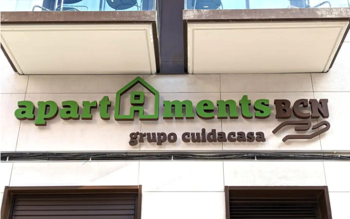 Cuidacasa con Apartaments BCN inaugura su primer centro de apartamentos turísticos en Hospitalet de Llobregat Cuidacasa, la empresa especializada en residencial de alquiler ha inaugurado su primer centro de 10 apartamentos turísticos en Hospitalet de Llobregat, enmarcado en un proyecto de 3 edificios de obra nueva que estarán disponibles para gestionar un total de 40 apartamentos. A esto se suman los 6 que ya gestiona actualmente la compañía en la misma línea.