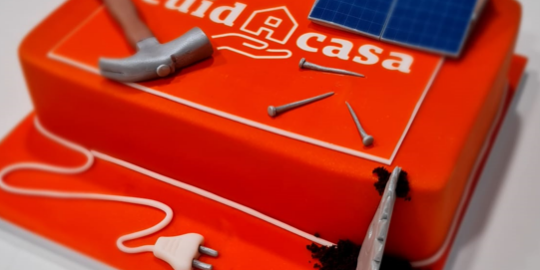 ¡Qué dulce sorpresa nos han traído a Cuidacasa! 🍰🧡 Nos han obsequiado con un pastel corporativo de color naranja, decorado con martillos, clavos y placas solares. ¡Es realmente chulo! ¡Qué dulce sorpresa nos han traído a Cuidacasa! 🍰🧡 Nos han obsequiado con un pastel corporativo de color naranja, decorado con martillos, clavos y placas solares. ¡Es realmente chulo!