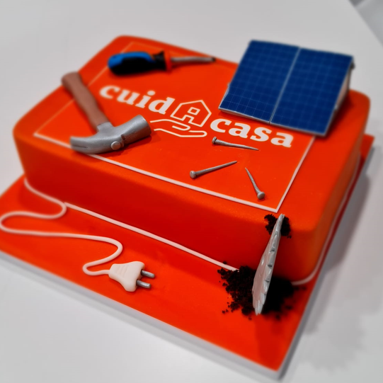 ¡Qué dulce sorpresa nos han traído a Cuidacasa! 🍰🧡 Nos han obsequiado con un pastel corporativo de color naranja, decorado con martillos, clavos y placas solares. ¡Es realmente chulo! ¡Qué dulce sorpresa nos han traído a Cuidacasa! 🍰🧡 Nos han obsequiado con un pastel corporativo de color naranja, decorado con martillos, clavos y placas solares. ¡Es realmente chulo!