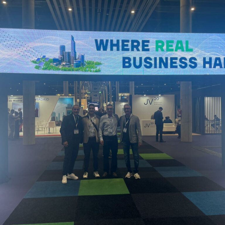 Cuidacasa se une a los líderes del sector inmobiliario en el Real Estate Investors Cuidacasa se une a los líderes del sector inmobiliario en el Real Estate Investors Los CEOs de Cuidacasa fortalecen lazos con inversores y promotoras en un evento exclusivo, marcando un nuevo capítulo en la gestión de activos y servicios de reparación, mantenimiento y posventa de obra nueva.