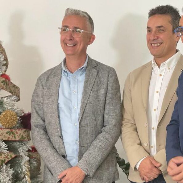 Cuidacasa os desea una Feliz Navidad En esta época del año tan especial, queremos tomar un momento para agradecer a cada uno de vosotros, trabajadores, clientes y colaboradores, por ser parte fundamental de nuestra familia en el grupo Cuidacasa.