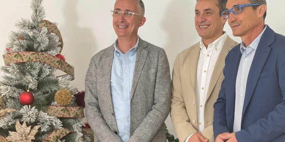 Cuidacasa os desea una Feliz Navidad En esta época del año tan especial, queremos tomar un momento para agradecer a cada uno de vosotros, trabajadores, clientes y colaboradores, por ser parte fundamental de nuestra familia en el grupo Cuidacasa.