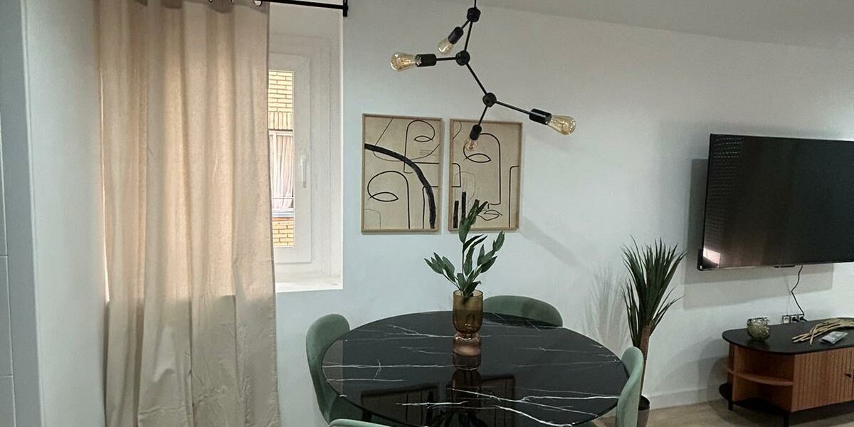 Transformación de hogares que consiguen aumentar su valor El «House Flipping» se ha convertido en una tendencia en crecimiento, y en Cuidacasa, somos parte de esta transformación. Te invitamos a descubrir una de nuestras últimas reformas integrales en una vivienda cordobesa que ejemplifica cómo modernizar instalaciones puede incrementar significativamente el valor de una propiedad.