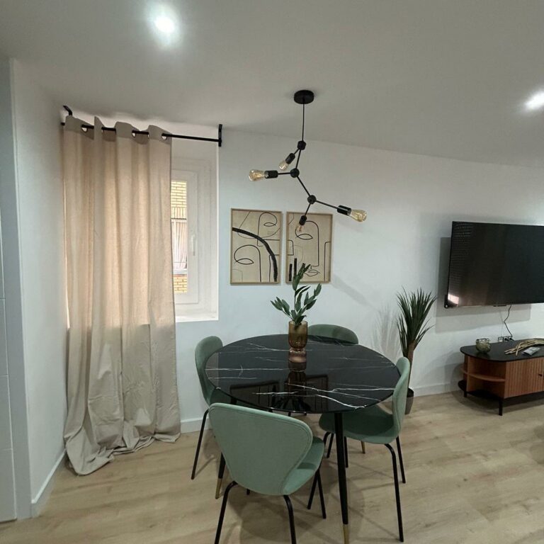 House Flipping en Córdoba Transformación de hogares que consiguen aumentar su valor El «House Flipping» se ha convertido en una tendencia en crecimiento, y en Cuidacasa, somos parte de esta transformación. Te invitamos a descubrir una de nuestras últimas reformas integrales en una vivienda cordobesa que ejemplifica cómo modernizar instalaciones puede incrementar significativamente el valor de una propiedad.