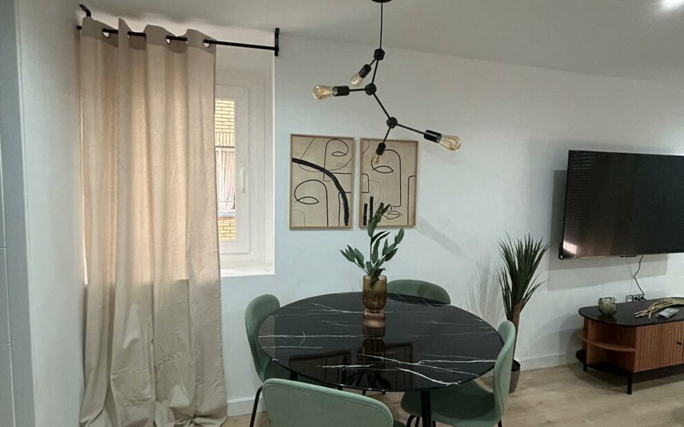 Transformación de hogares que consiguen aumentar su valor El «House Flipping» se ha convertido en una tendencia en crecimiento, y en Cuidacasa, somos parte de esta transformación. Te invitamos a descubrir una de nuestras últimas reformas integrales en una vivienda cordobesa que ejemplifica cómo modernizar instalaciones puede incrementar significativamente el valor de una propiedad.