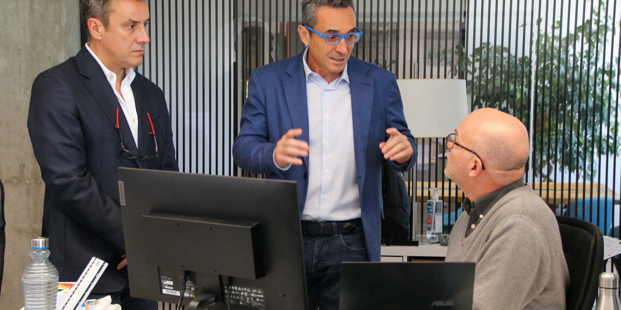 Presencial y Digital: Sinergia Perfecta en Cuidacasa Presencial y Digital: Sinergia Perfecta en Cuidacasa