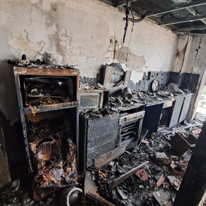 Incendio en Sant Feliu de Guíxols: Impacto y restauración de una vivienda siniestrada Incendio en Sant Feliu de Guíxols: Impacto y restauración de una vivienda siniestrada Daños graves tras el incendio y cómo se recuperó el hogar En Cuidacasa, nos encontramos con casos que desafían la resiliencia de los hogares. Este mes queremos compartir un notable ejemplo de restauración tras un siniestro en un piso ubicado en Sant Feliu de Guíxols, Girona.