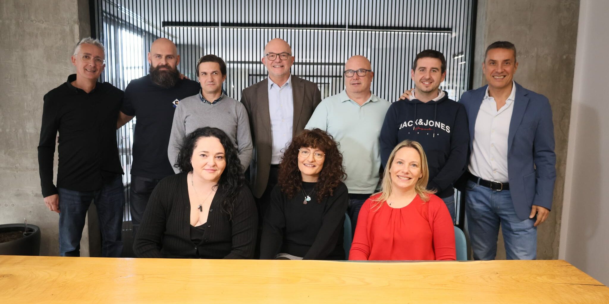 Tecnología, humanidad y trabajo en equipo como claves de nuestro éxito En Cuidacasa, el motor de nuestro continuo crecimiento radica en un equipo técnico comprometido y en la integración de herramientas de inteligencia artificial que optimizan cada uno de nuestros procesos. Con oficinas en Barcelona y Madrid trabajando de forma sincronizada, llevamos la eficiencia y la calidad a lo más alto.