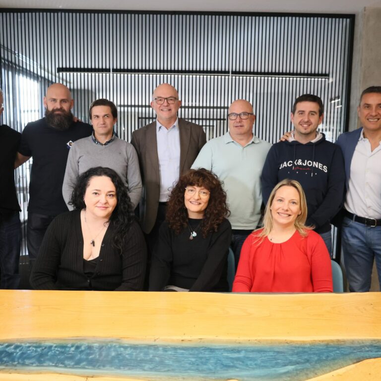 Innovación y compromiso, el equipo de Cuidacasa en acción Tecnología, humanidad y trabajo en equipo como claves de nuestro éxito En Cuidacasa, el motor de nuestro continuo crecimiento radica en un equipo técnico comprometido y en la integración de herramientas de inteligencia artificial que optimizan cada uno de nuestros procesos. Con oficinas en Barcelona y Madrid trabajando de forma sincronizada, llevamos la eficiencia y la calidad a lo más alto.