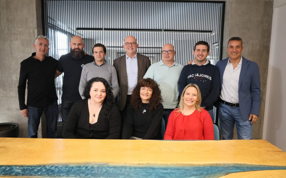 Tecnología, humanidad y trabajo en equipo como claves de nuestro éxito En Cuidacasa, el motor de nuestro continuo crecimiento radica en un equipo técnico comprometido y en la integración de herramientas de inteligencia artificial que optimizan cada uno de nuestros procesos. Con oficinas en Barcelona y Madrid trabajando de forma sincronizada, llevamos la eficiencia y la calidad a lo más alto.