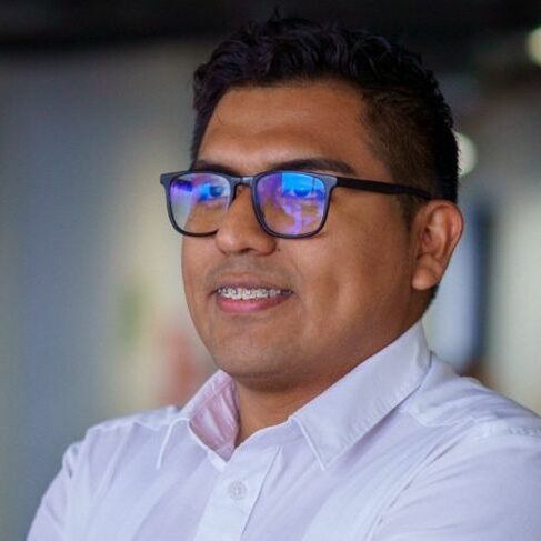 Jean Pierr Cayampi se une a Cuidacasa como Chief Digital Officer para liderar la transformación tecnológica Jean Pierr Cayampi se une a Cuidacasa como Chief Digital Officer para liderar la transformación tecnológica En Cuidacasa, nuestro compromiso con la innovación y la excelencia sigue siendo el motor que nos impulsa a alcanzar nuevos horizontes. Por ello, damos la bienvenida a Jean Pierr Cayampi, quien asume el cargo de Chief Digital Officer (CDO) para liderar el área tecnológica de nuestra compañía. Con un sólido perfil profesional, Jean Pierr cuenta con una formación destacada como Ingeniero de Sistemas y un Master Executive in Business Analytics por ESADE. Su experiencia y visión estratégica serán fundamentales para reforzar nuestra capacidad de innovación y continuar posicionando a Cuidacasa como una empresa líder en el mercado de la asistencia tecnológica avanzada.