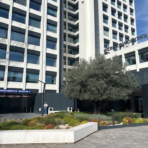 Estrenamos Nueva Oficina en Madrid Estrenamos Nueva Oficina en Madrid Un paso más hacia el crecimiento y la innovación de Grupo Cuidacasa En Grupo Cuidacasa, seguimos avanzando con paso firme hacia un futuro lleno de oportunidades. Por eso, nos complace anunciar la apertura de nuestra nueva oficina en Madrid. Este movimiento es un claro reflejo de nuestro continuo crecimiento y el compromiso por ofrecer un servicio excepcional a nuestros clientes y colaboradores.