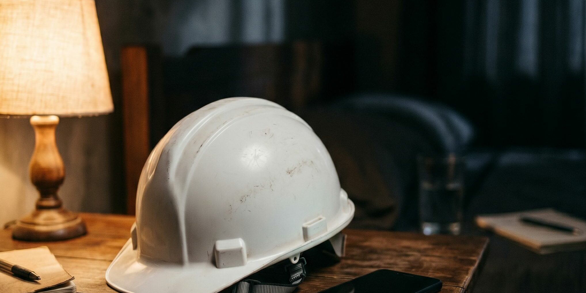 Un siniestro grave no espera Si tiene equipo propio en la zona: a las 10h hay un jefe de obra evaluando el edificio, un aparejador confirmando el estado estructural y un coordinador abriendo expedientes con documentación fotográfica.